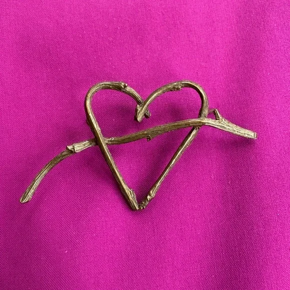 Antiqued brass grapevine-like rustic heart pin - Picture 6 of 8